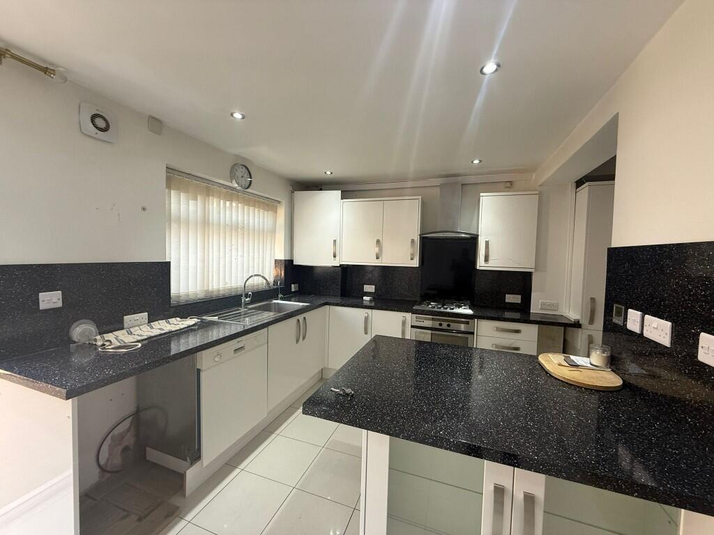 Ash Grove, Hounslow, Middlesex, TW5 photo 4