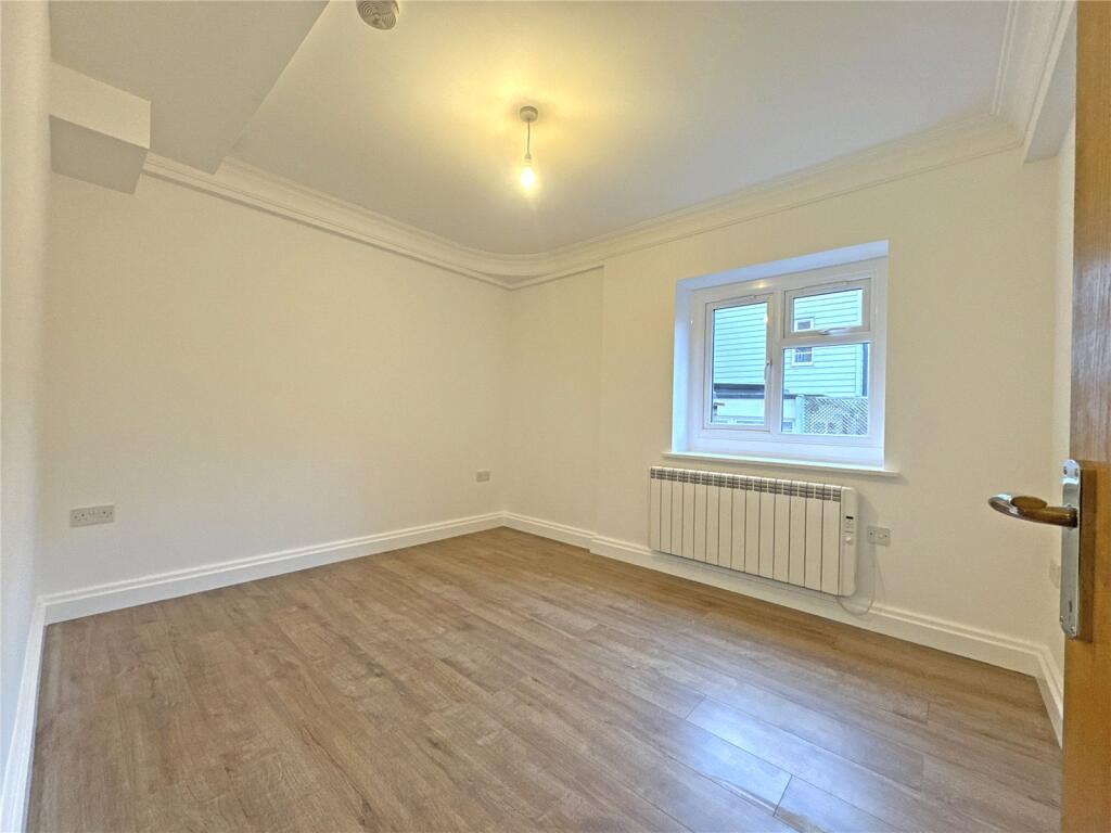 Apartment in East Grinstead, Sunnyside - View 4
