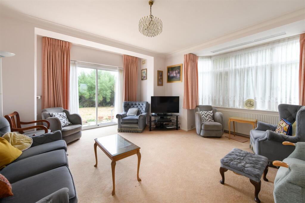 House in London, Oakwood, Southgate - More