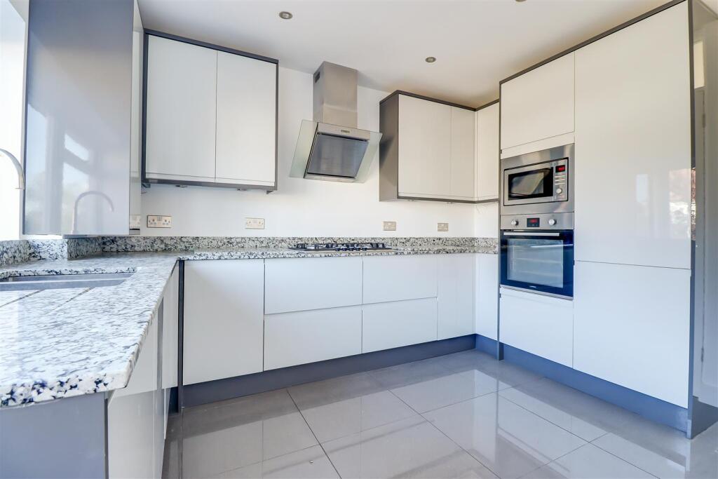 Apartment in Southend-on-Sea - More