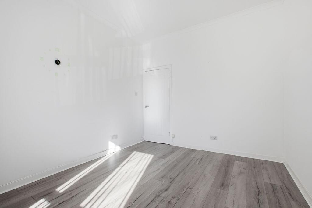Apartment in Paisley, Renfrewshire - View 4