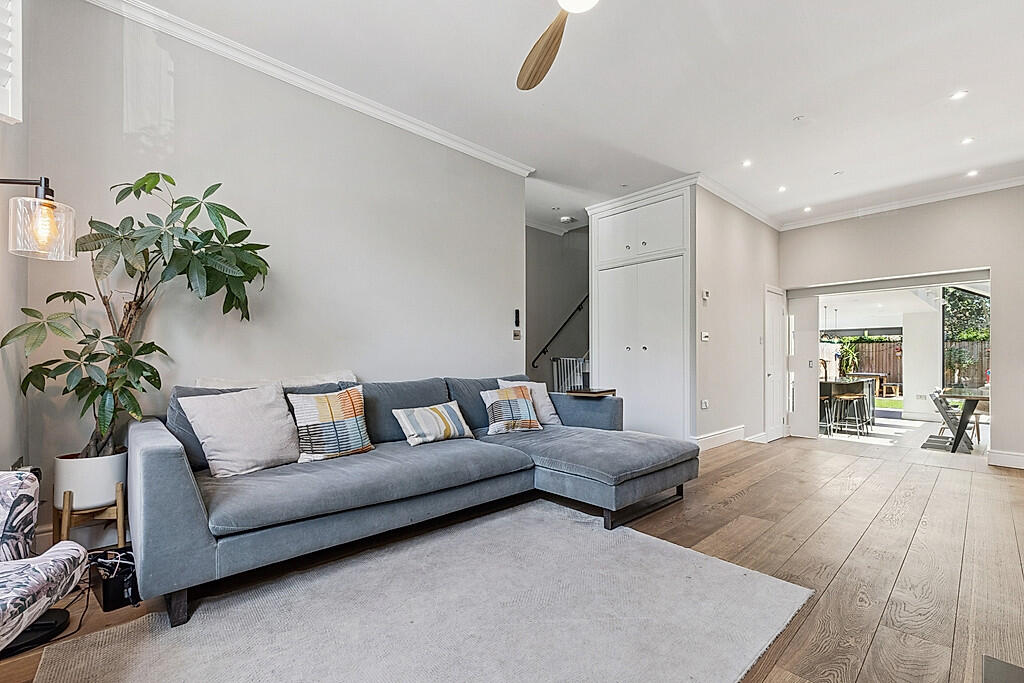11 Whitehall Gardens, London, W43LT photo 4