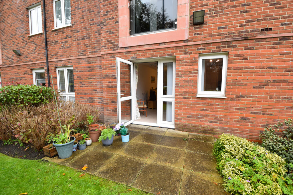 1-bed house on Oakfield Court, Crofts Bank Road, Urmston, Manchester, M41 0AA, £155,000