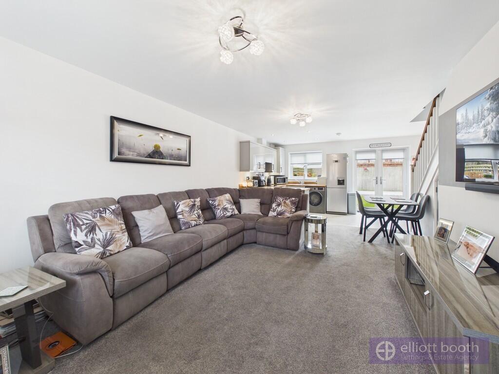 15 Highfield Gardens photo 2