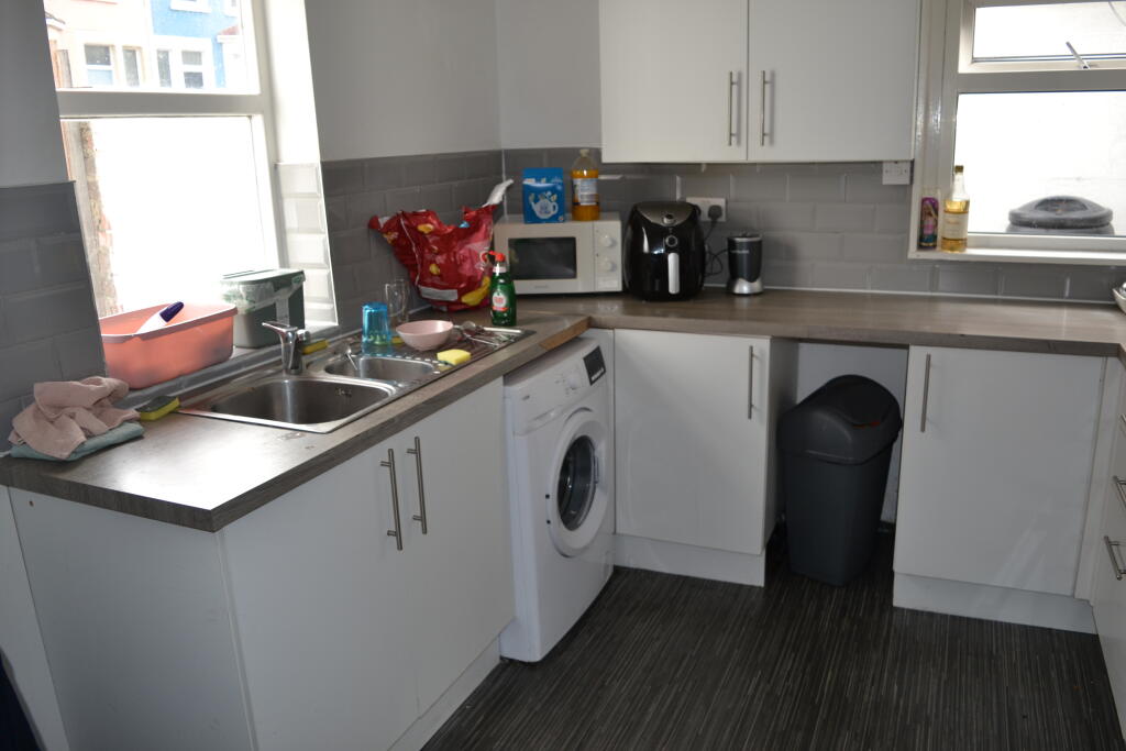 4 bedroom end of terrace house for rent