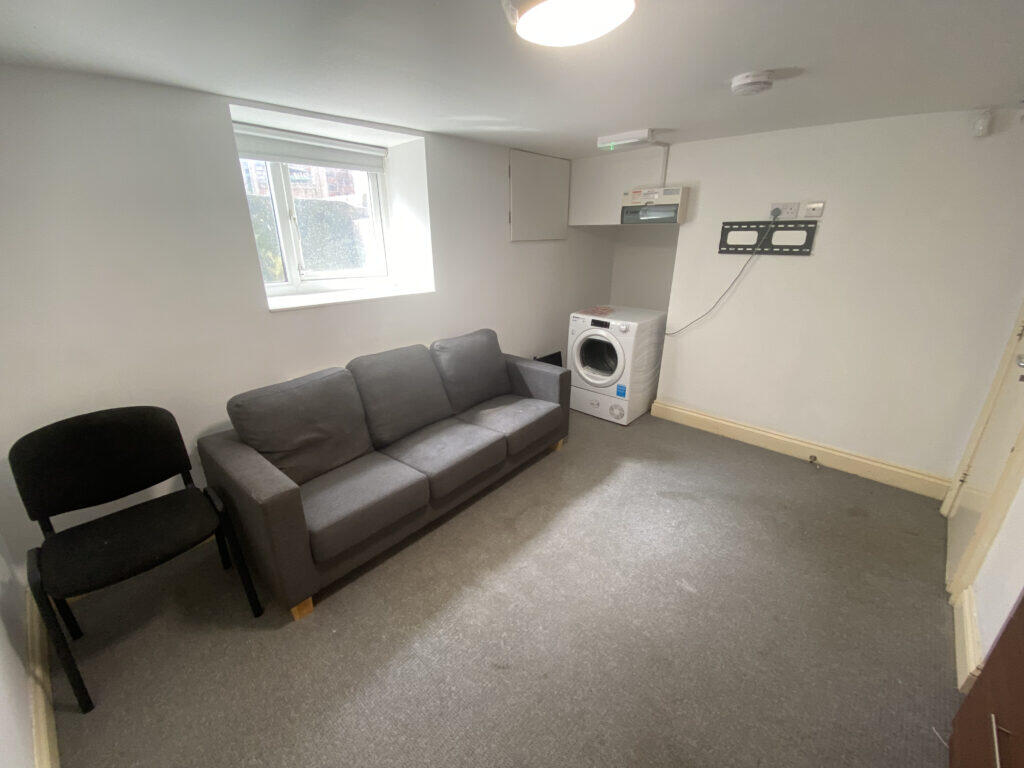 6 bedroom terraced house for rent