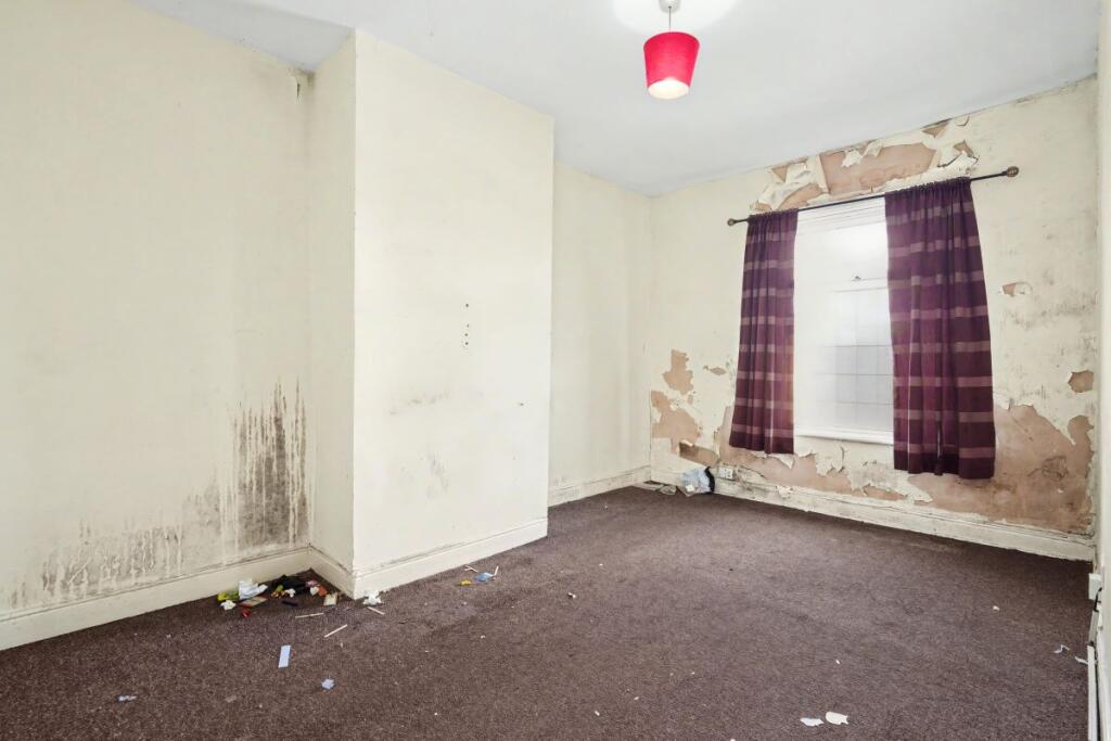 House in Bradford, Beldon Hill, Wibsey - More