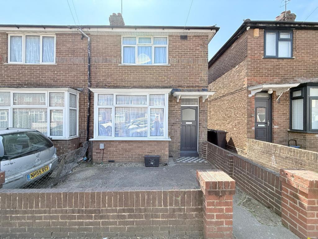 2-bed terraced on Connaught Road, Luton, LU4, £290,000