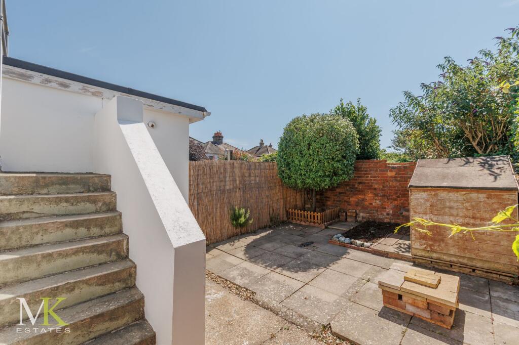 Apartment in Christchurch, Pokesdown, Bournemouth - More