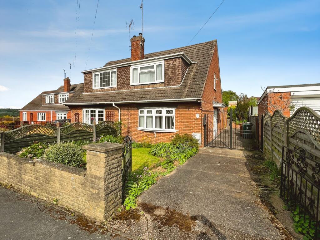 3-bed semi-detached on Exeter Close, Midway, DE11, £225,000