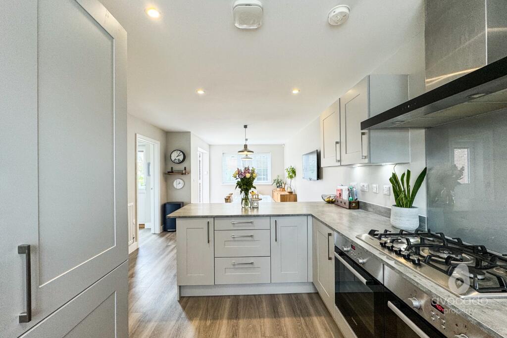 House in Wokingham, Emmbrook - More