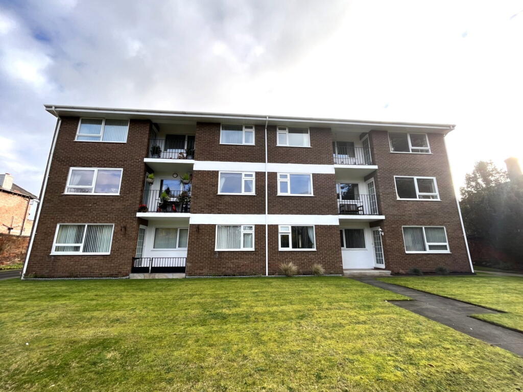 2-bed flat on Croxton Court, Park Crescent, Southport, PR9 9ND, £180,000