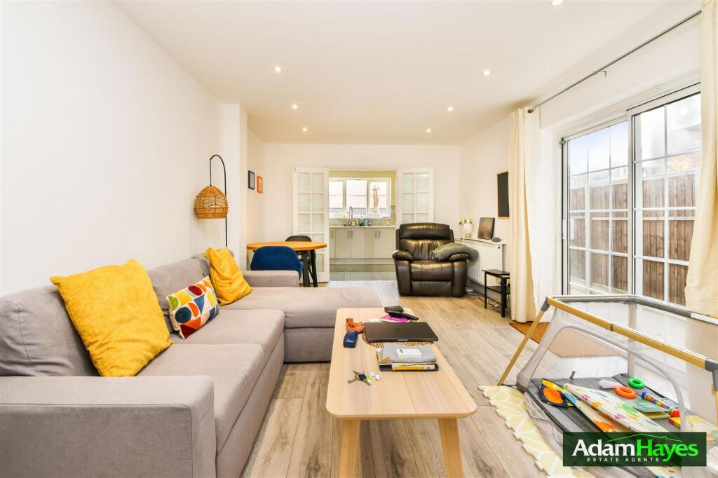 Apartment in London, Fallow Corner - View 2