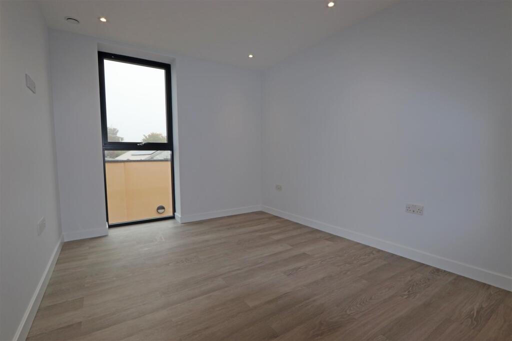 Apartment in Southend-on-Sea - View 4