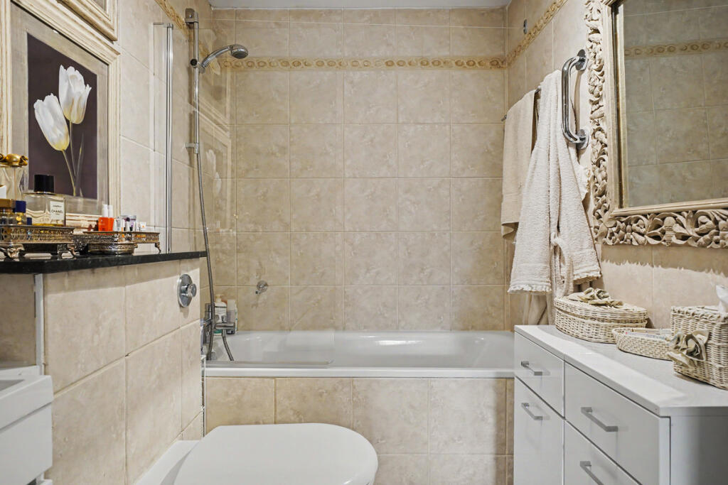 Oakley Street, Chelsea, SW3 - More