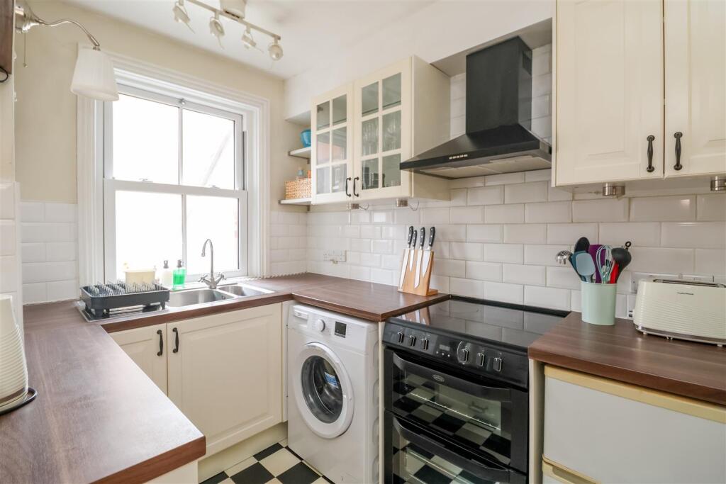 Apartment in Horsham, New Town - More
