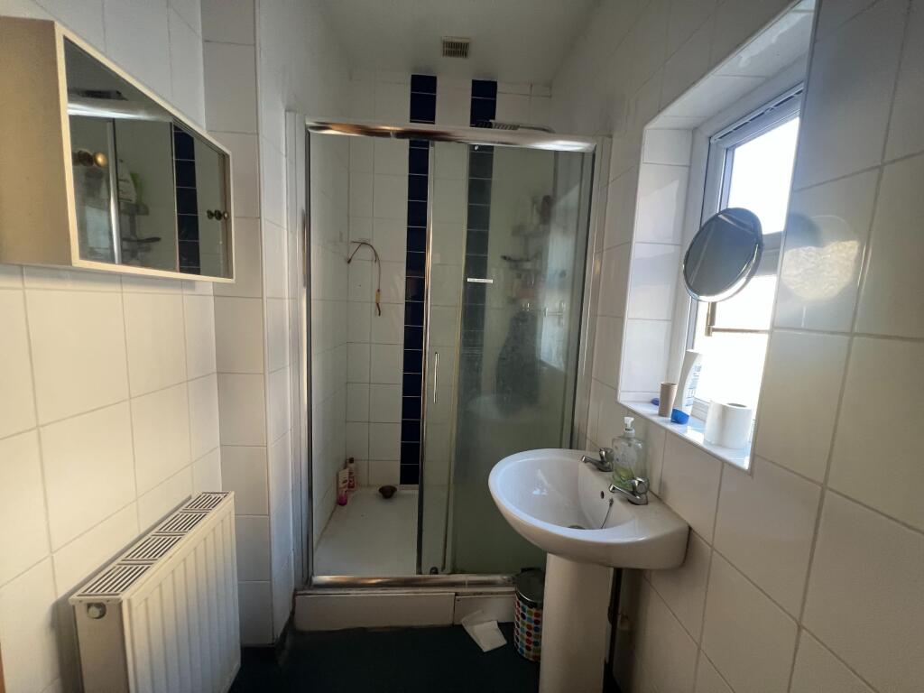 5 bedroom flat for rent