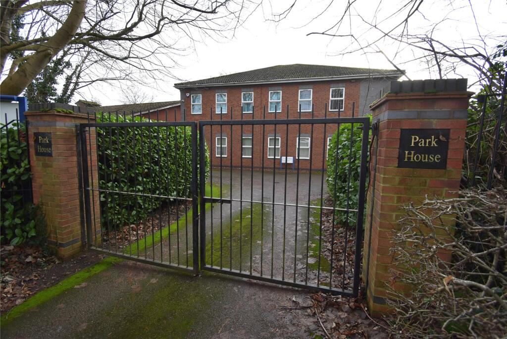 Studio detached on Parkside Drive, Houghton Regis, Dunstable, Bedfordshire, LU5, £895,000