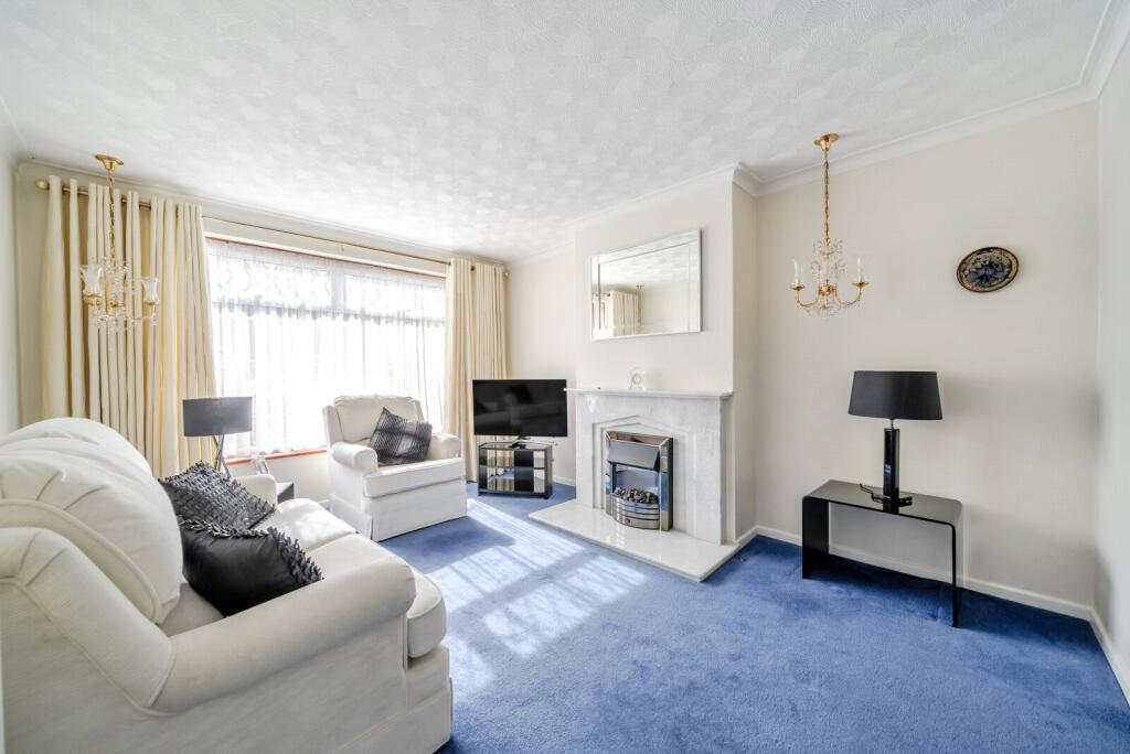 Knightsbridge Crescent, Staines-Upon-Thames, TW18 photo 4