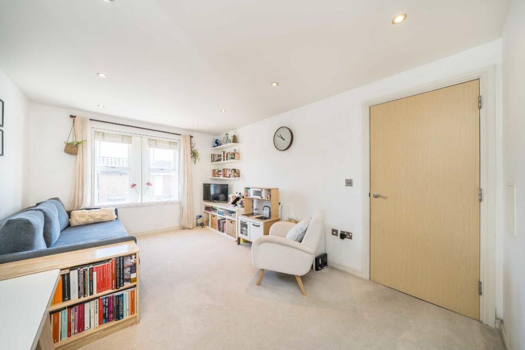 2-bed flat on Garratt Lane, Earlsfield, £400,000