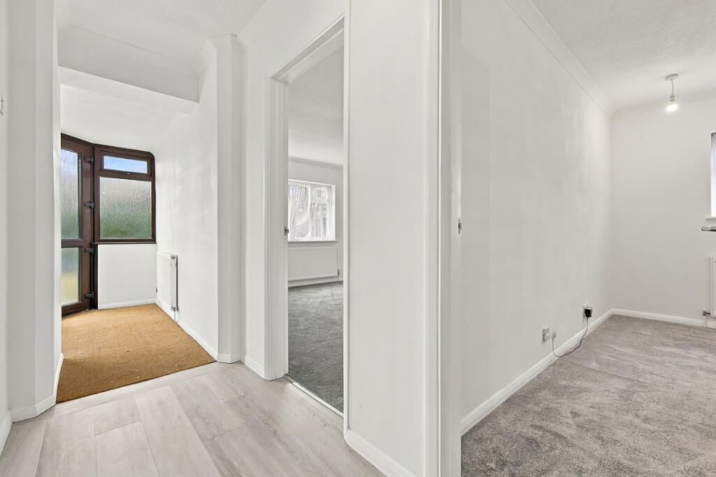 House in Basildon, Bowers Gifford and North Benfleet - View 5