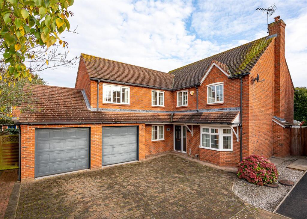 Main image of property: 11 Long Croft, Albrighton, Wolverhampton, WV7 3DN