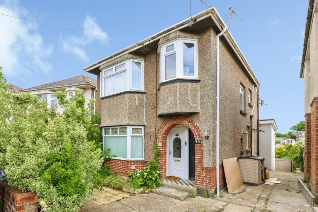 2-bed flat on Barnes Crescent, Bournemouth, Dorset, BH10, £240,000