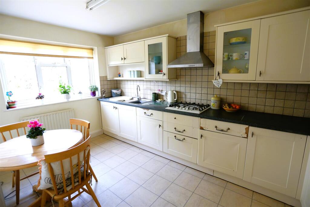 House in Kingston upon Thames - More
