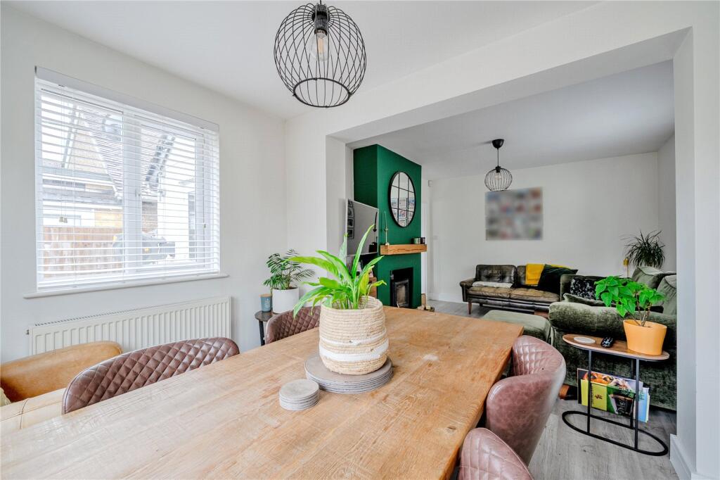 House in Woking, Byfleet - More