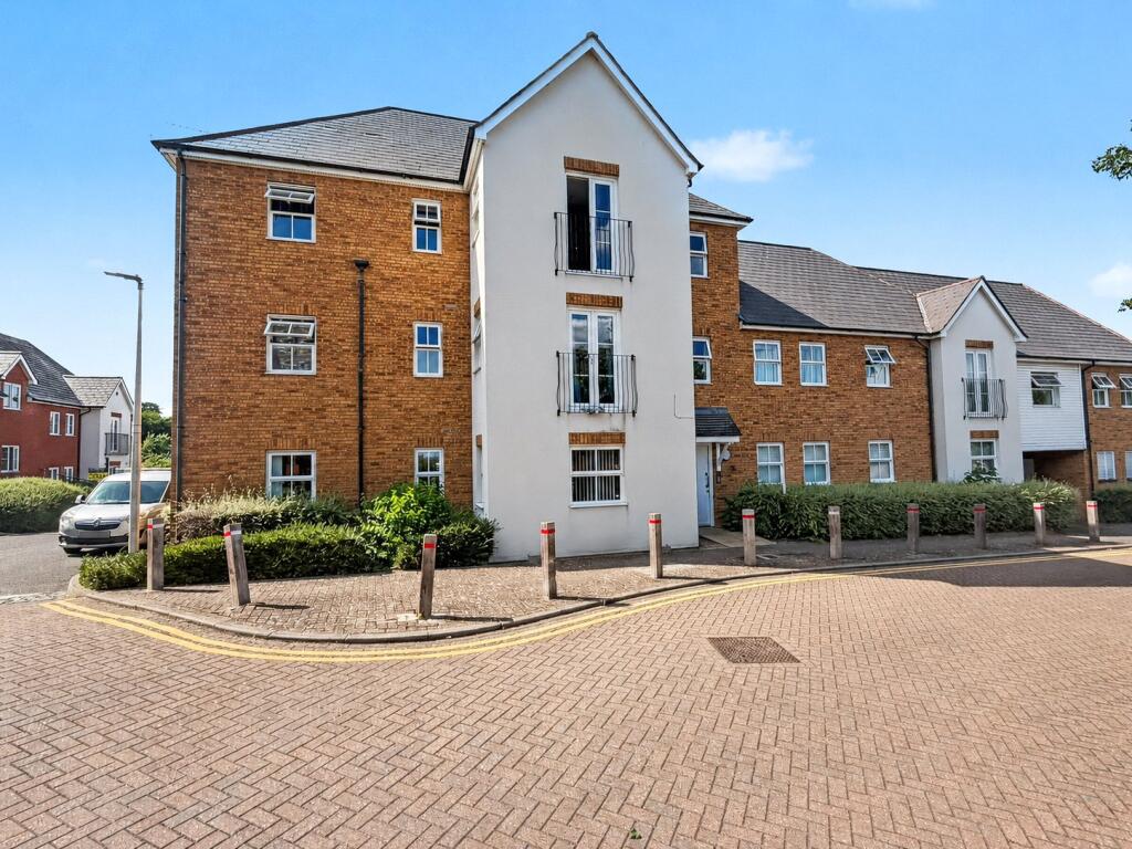 2-bed flat on Conqueror Drive, Gillingham, Kent, ME7, £220,000
