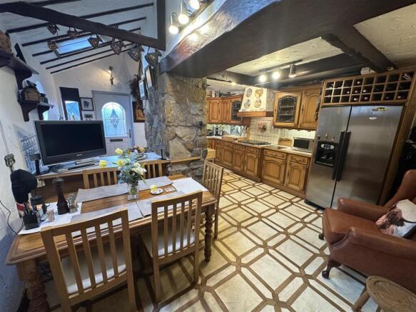 271 DINING KITCHEN