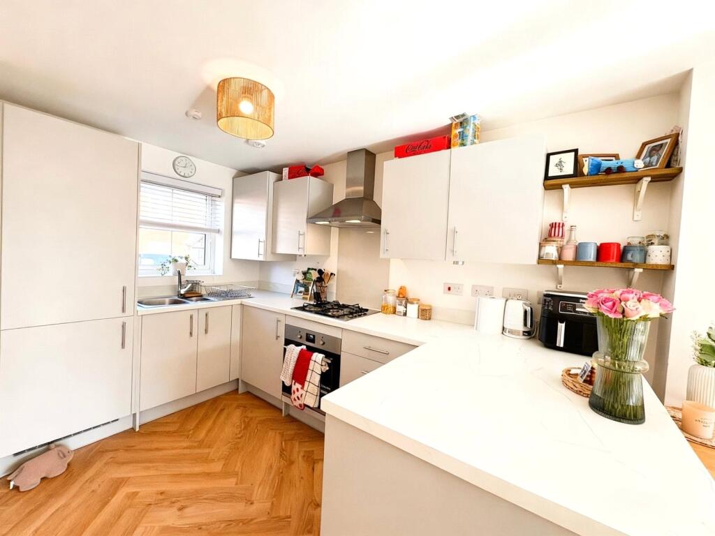 Windhover Road, Stratford-upon-Avon, Warwickshire, CV37 photo 4