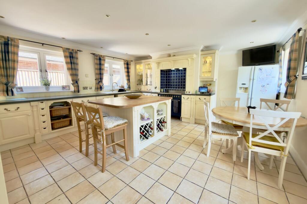House in Throop - View 4