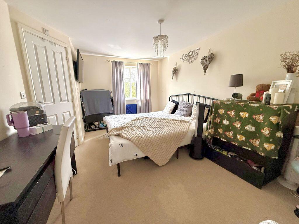 House in Houghton Regis, Central Bedfordshire - More