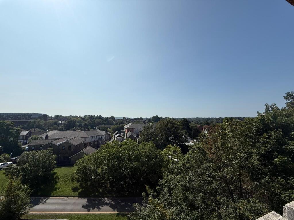 Apartment in Mid Sussex, East Grinstead - More