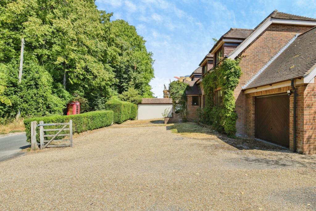 House in Pitton - View 3