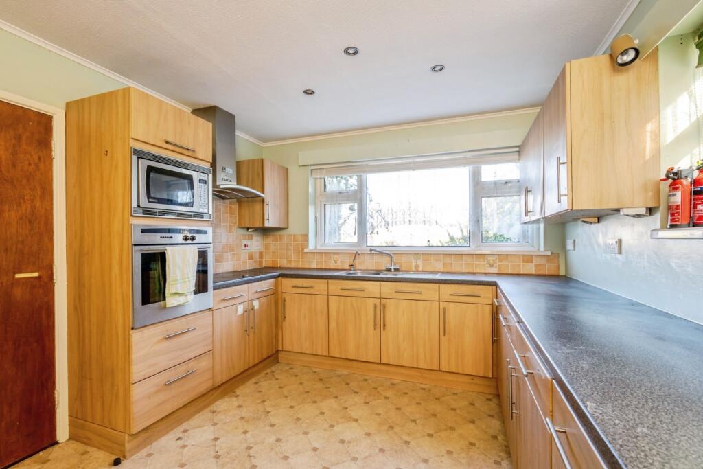 Sea Grove Avenue, Hayling Island, Hampshire, PO11 photo 4