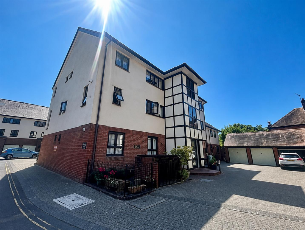 2-bed flat on Grammar School Lane, Wimborne, £265,000