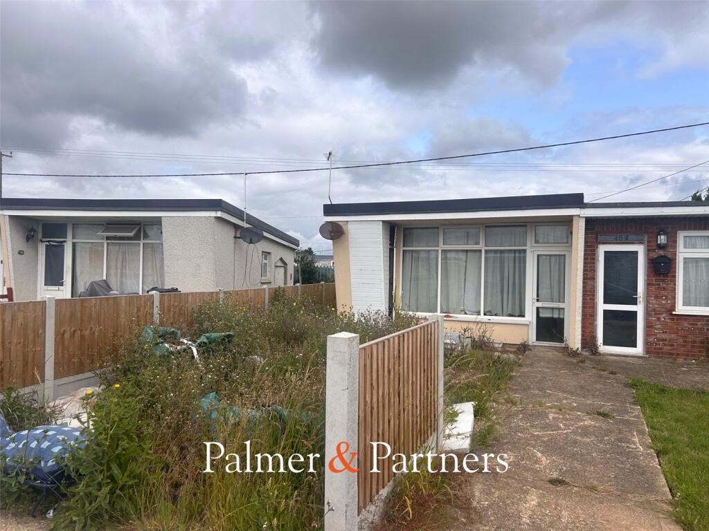 2-bed house on Lilac Avenue, Bel Air Chalet Estate, St. Osyth, Clacton-on-Sea, CO16, £26,000