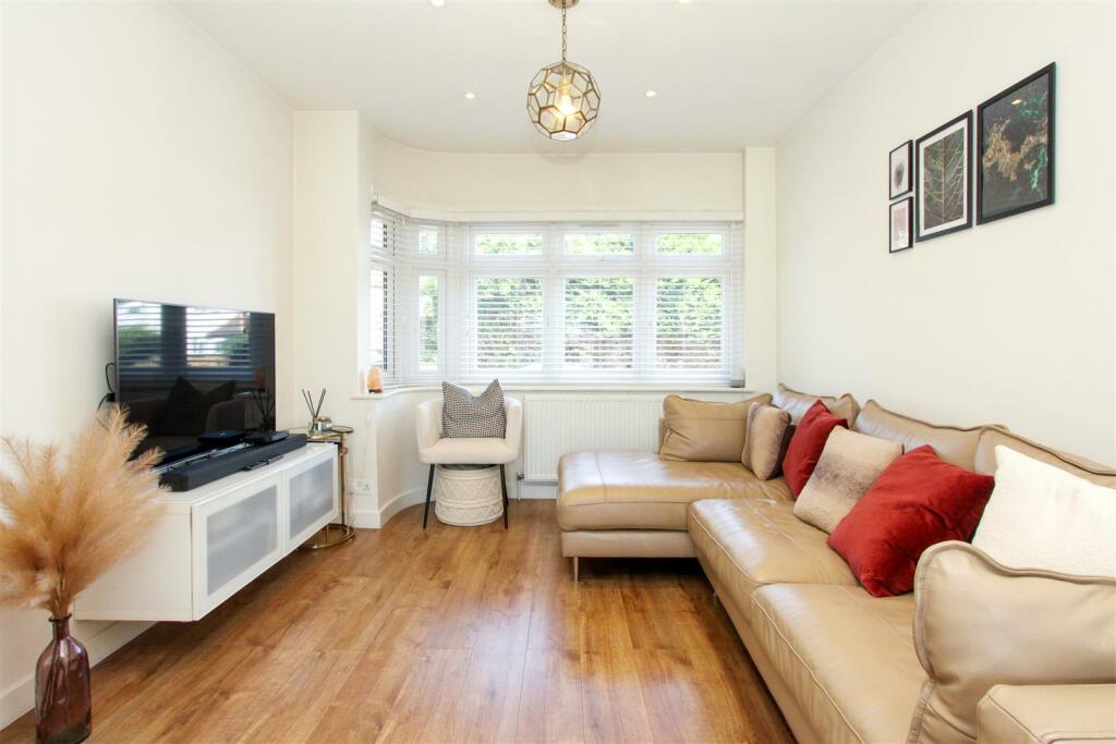 Glebe Avenue, Ickenham, UB10 photo 3