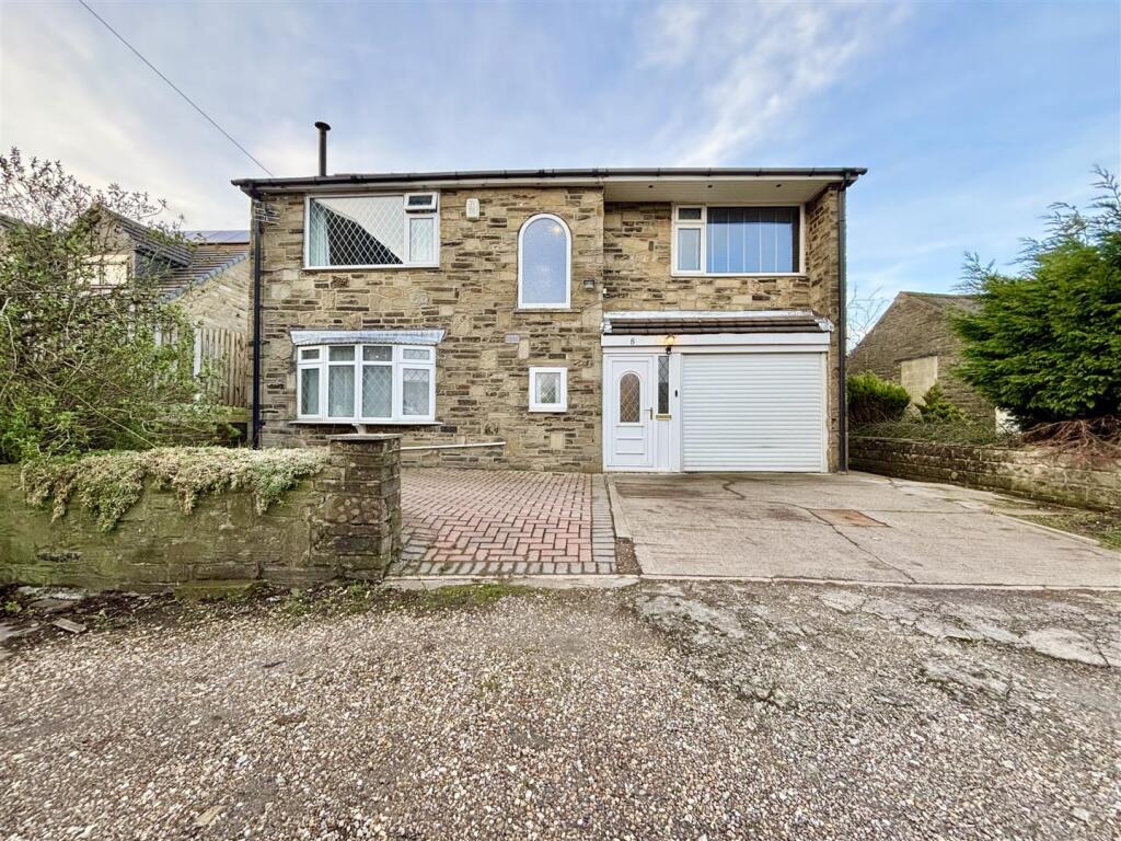 3-bed detached on Brooks Terrace, Clayton Heights, Bradford, £310,000