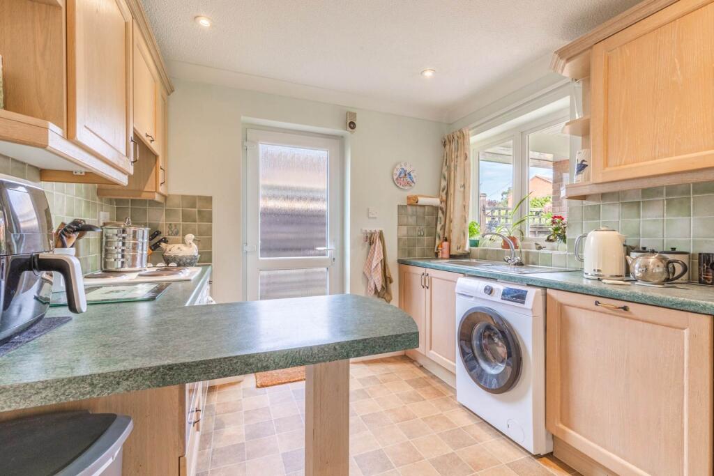 Beautiful Detached Bungalow on Picturesque Road in Saxthorpe With Self Contained Log Cabin. photo 4
