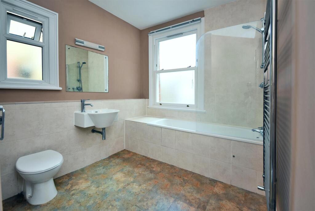 Apartment in Kingston upon Thames - View 4