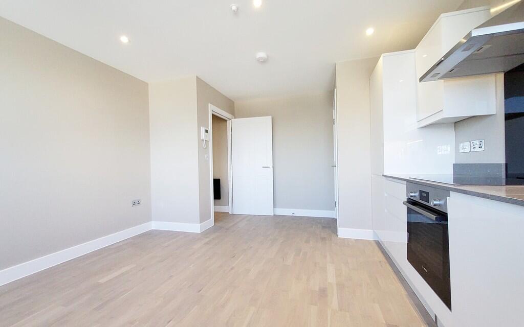 Apartment in Southend-on-Sea - More