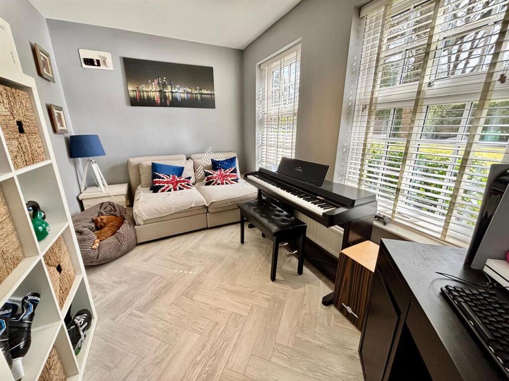 House in Surrey Heath, Old Dean - More