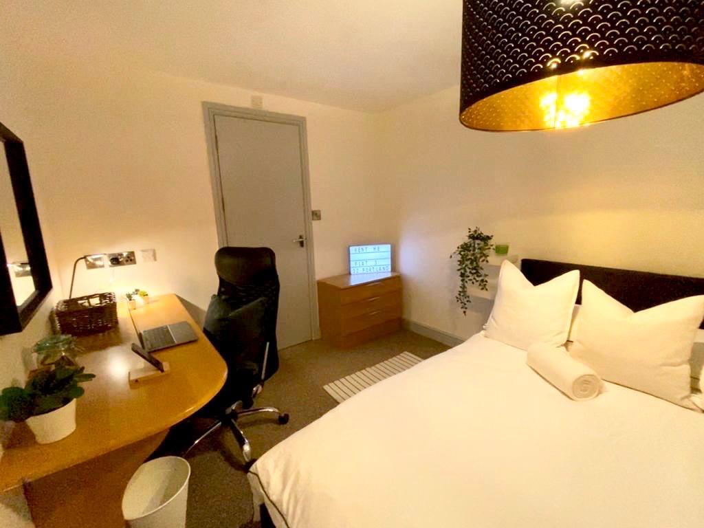 Main image of property: Portland St // 2 Bed Apt // AUG 2026