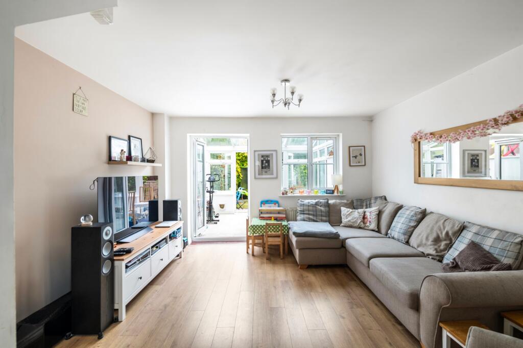 House in Reigate and Banstead, Earlswood - More