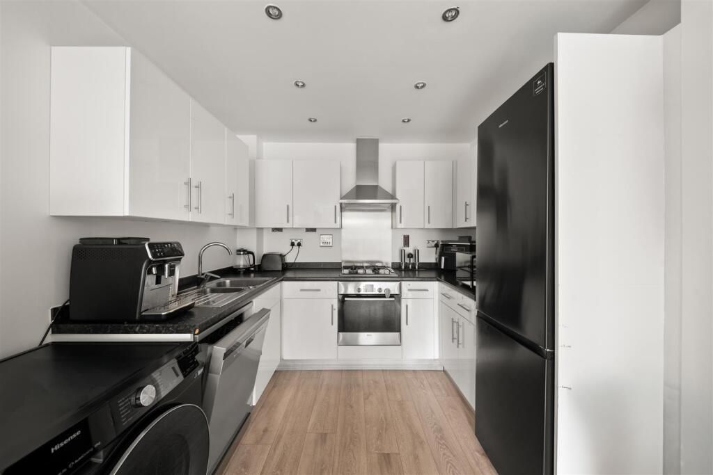 Apartment in Southall - View 5
