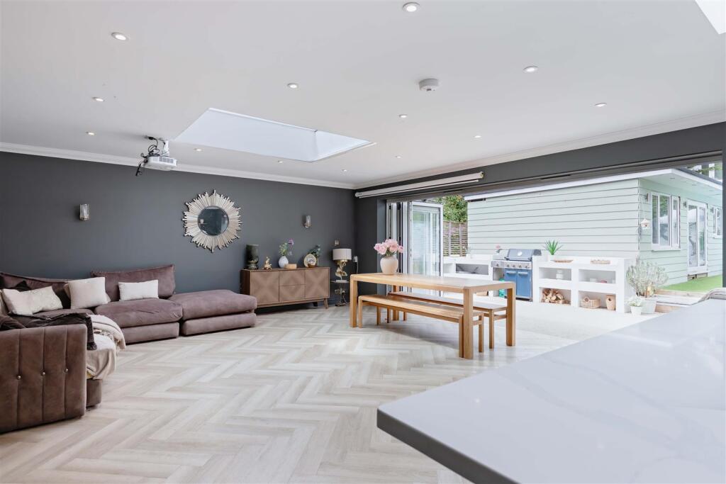 Chesswood Road, Worthing photo 4