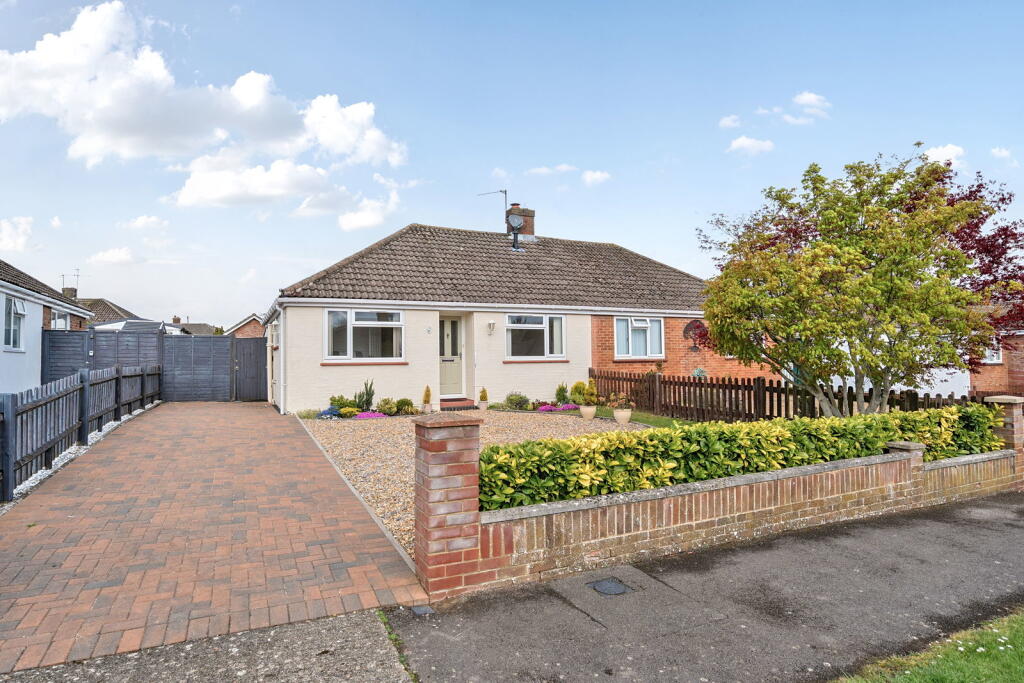 2-bed semi-detached on Woodroffe Drive, Basingstoke RG22 6ND, £400,000